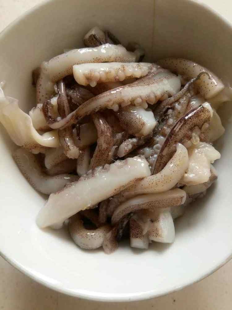 彩色三丝爆炒鱿鱼须步骤1