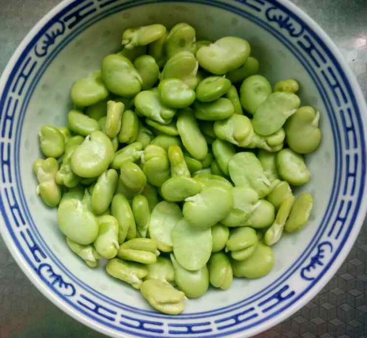 蚕豆米鸡蛋汤步骤1