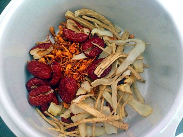 红枣炖乌鸡汤步骤5