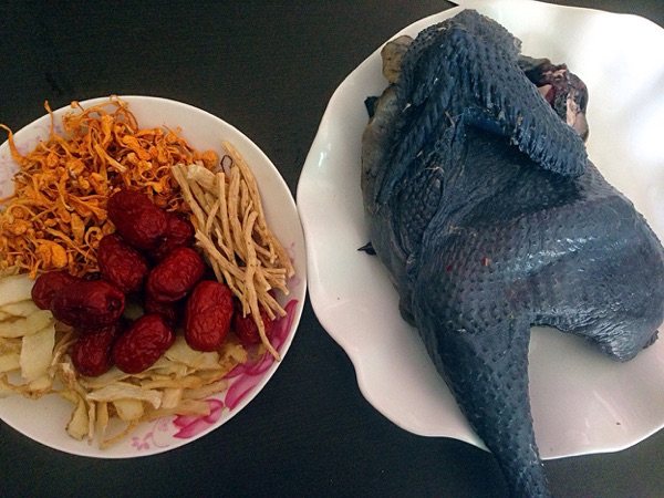 红枣炖乌鸡汤步骤1