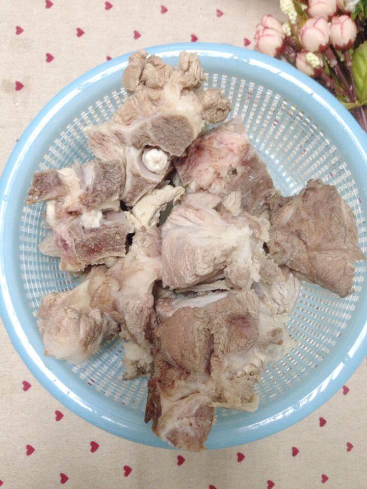 莲藕脊骨汤步骤3