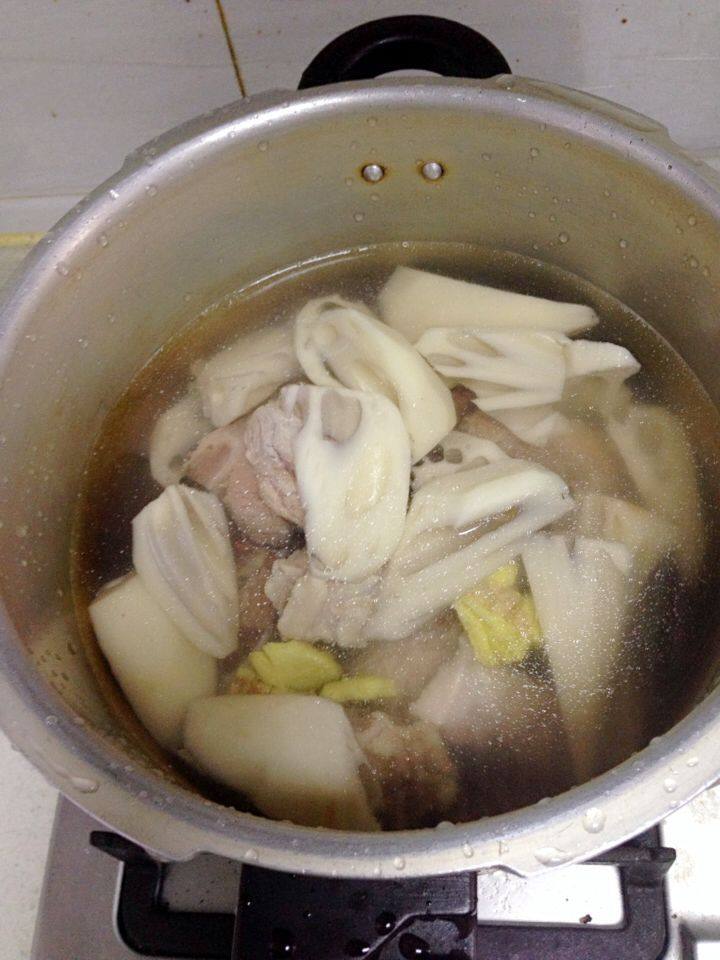 莲藕脊骨汤步骤5