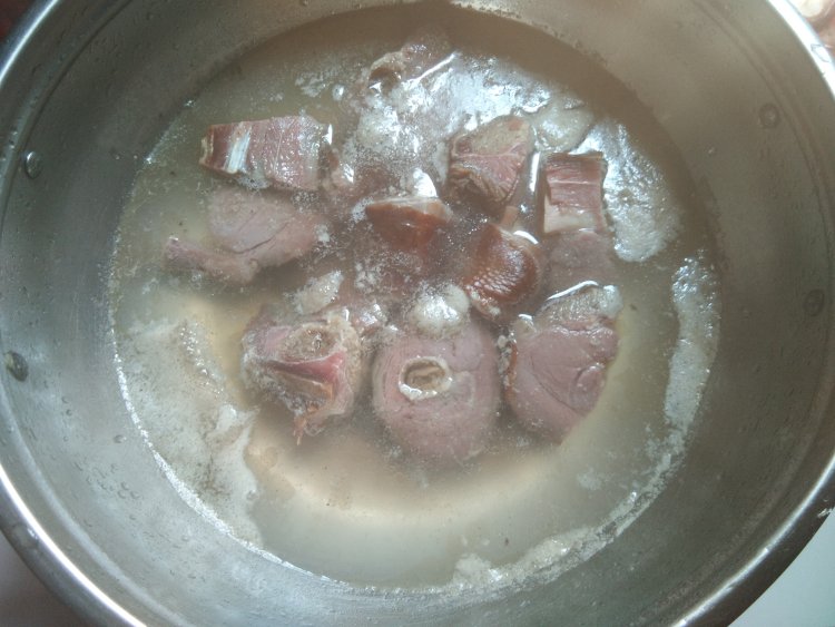 胡萝卜熏火鸡腿汤步骤3