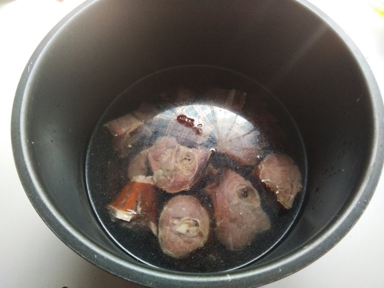 胡萝卜熏火鸡腿汤步骤5