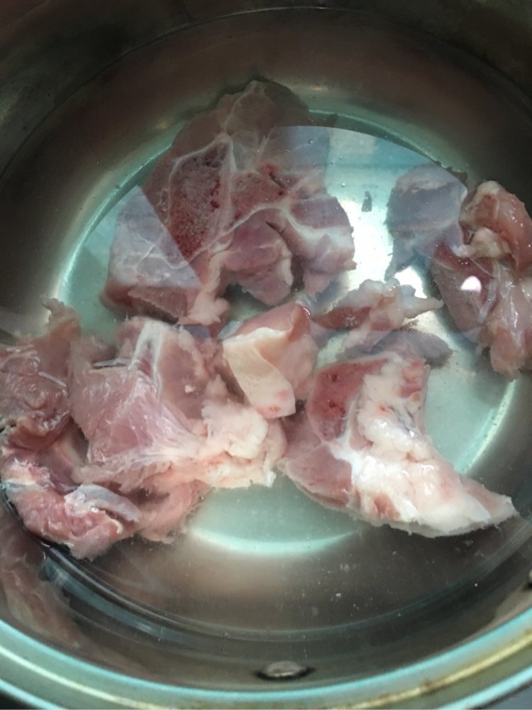 猪骨苦瓜黄豆汤步骤1