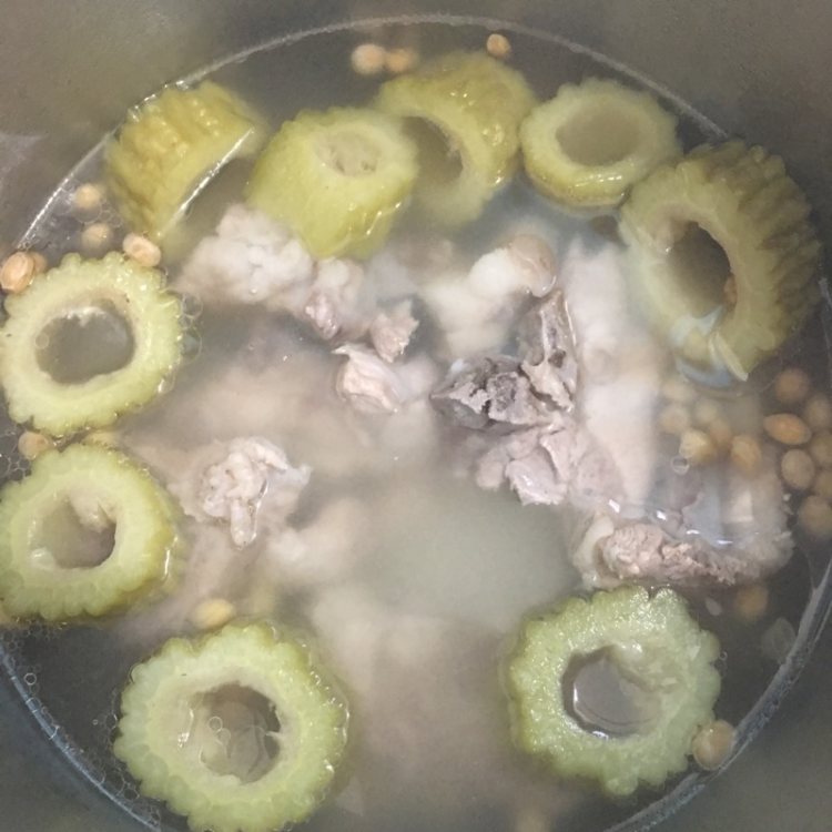 猪骨苦瓜黄豆汤步骤6