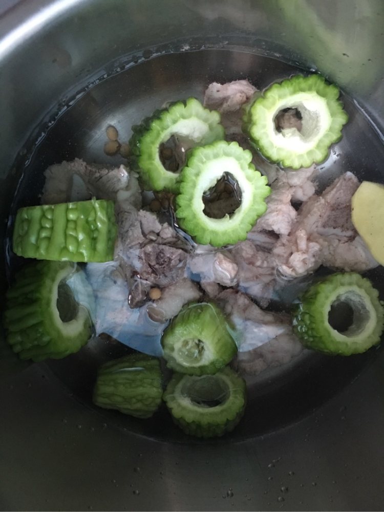 猪骨苦瓜黄豆汤步骤5