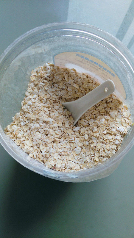 牛奶燕麦冻果干粥步骤1