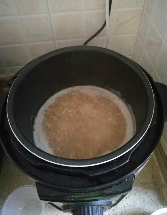 牛奶燕麦冻果干粥步骤2