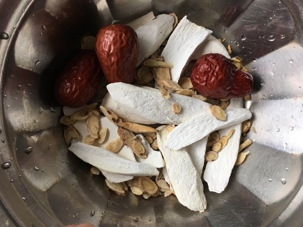 营养乌鸡煲步骤2