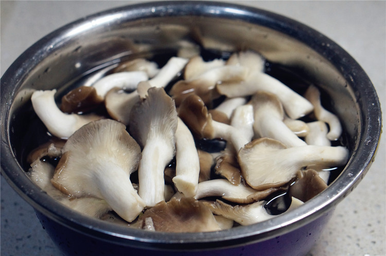 菌菇鱼头汤步骤6