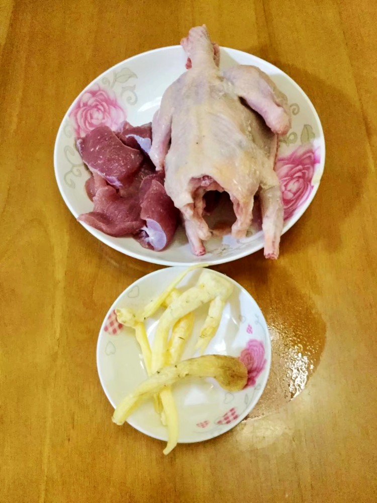 峨参炖白鸽步骤1