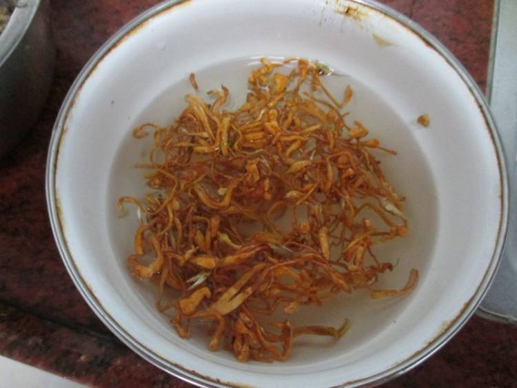 虫草花石斛煲鸭汤步骤3