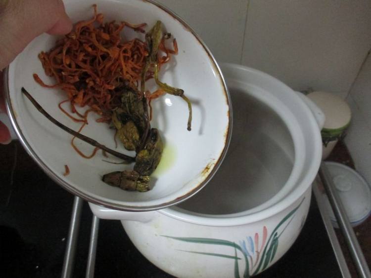虫草花石斛煲鸭汤步骤5