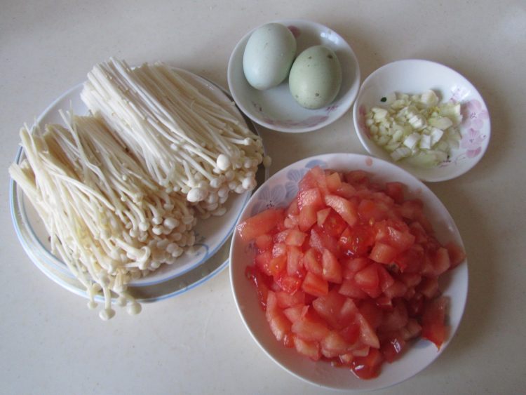 金针菇番茄蛋汤步骤1