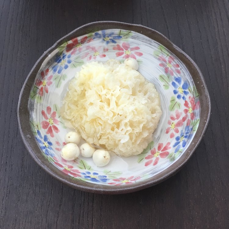 银耳雪梨汤步骤2
