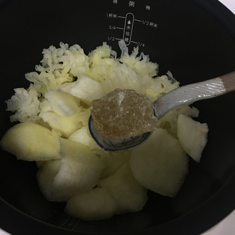 银耳雪梨汤步骤5