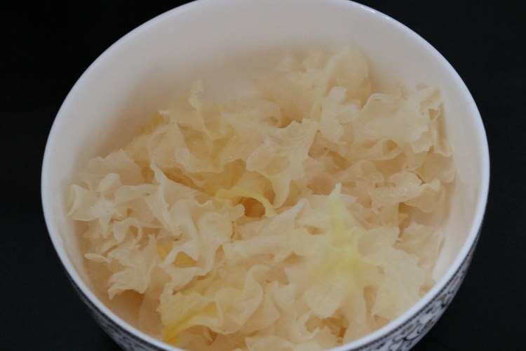 银耳雪梨羹步骤2