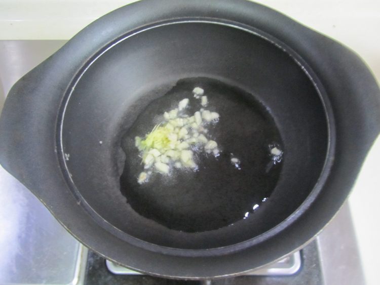 蟹味菇豆腐番茄汤步骤2