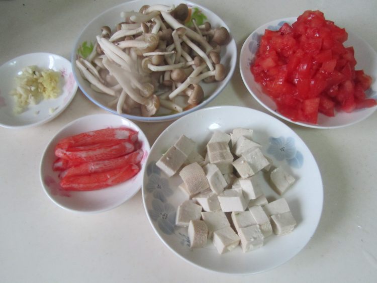 蟹味菇豆腐番茄汤步骤1