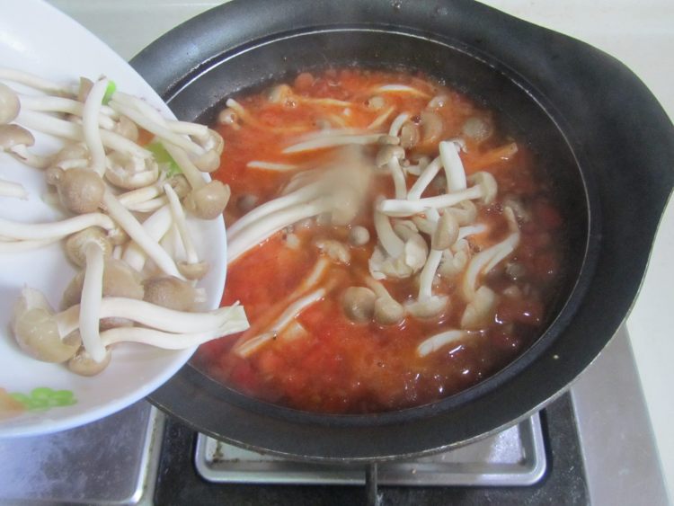 蟹味菇豆腐番茄汤步骤6