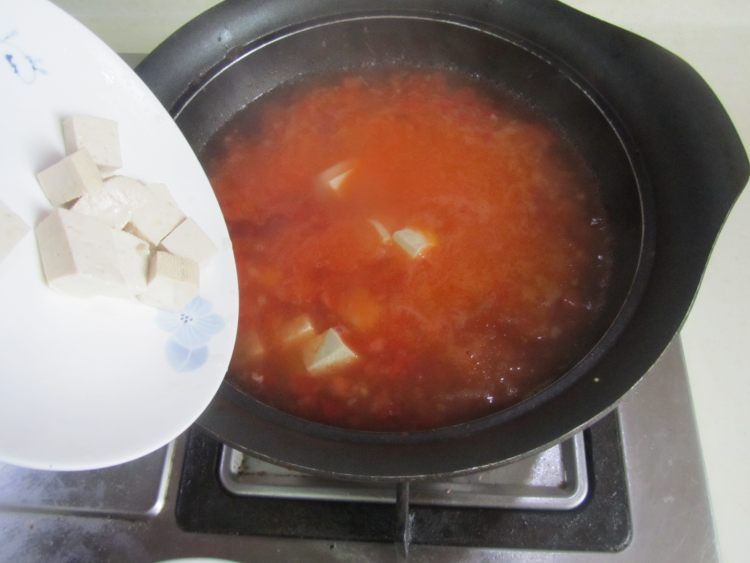 蟹味菇豆腐番茄汤步骤5