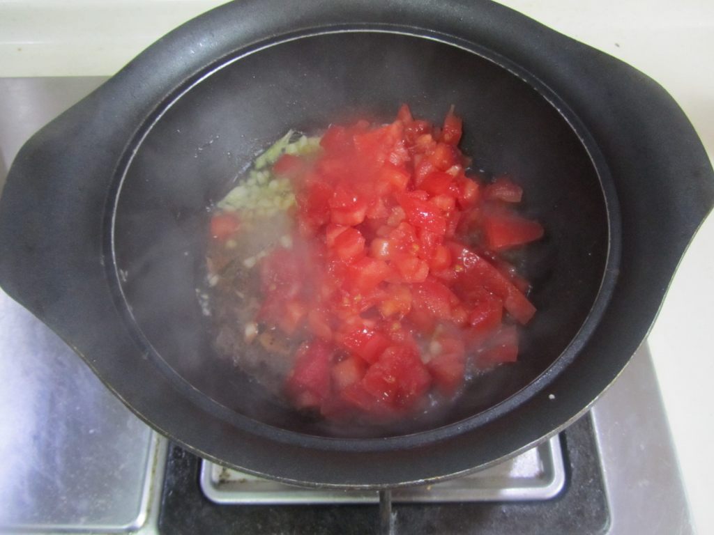 蟹味菇豆腐番茄汤步骤3