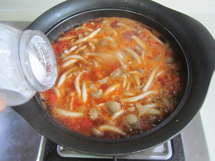 蟹味菇豆腐番茄汤步骤7