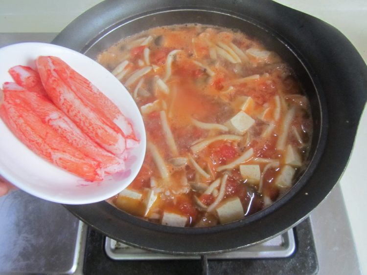 蟹味菇豆腐番茄汤步骤8