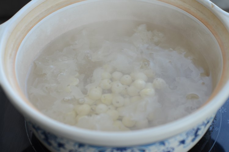 无花果银耳莲子羹步骤6