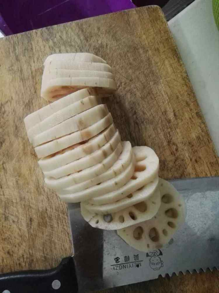 莲藕补血强身汤步骤1