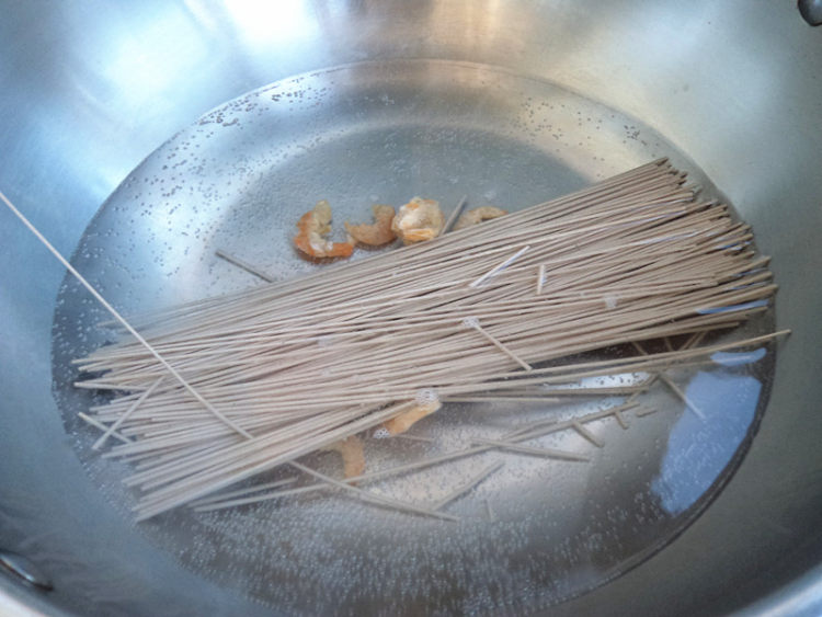 鸡蛋荞麦面汤步骤2
