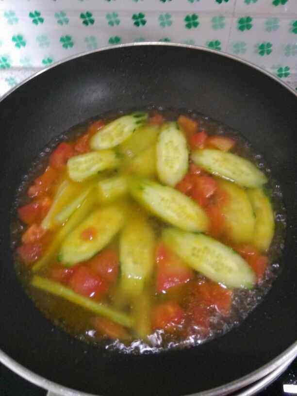 番茄黄瓜肉丸汤步骤6