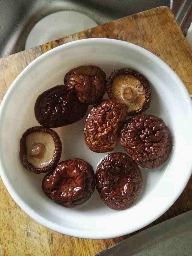 竹荪金菇汤步骤2
