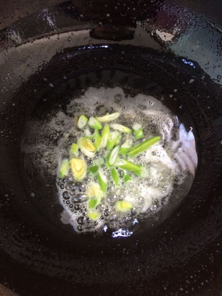 萝卜丝宽粉炖虾步骤2