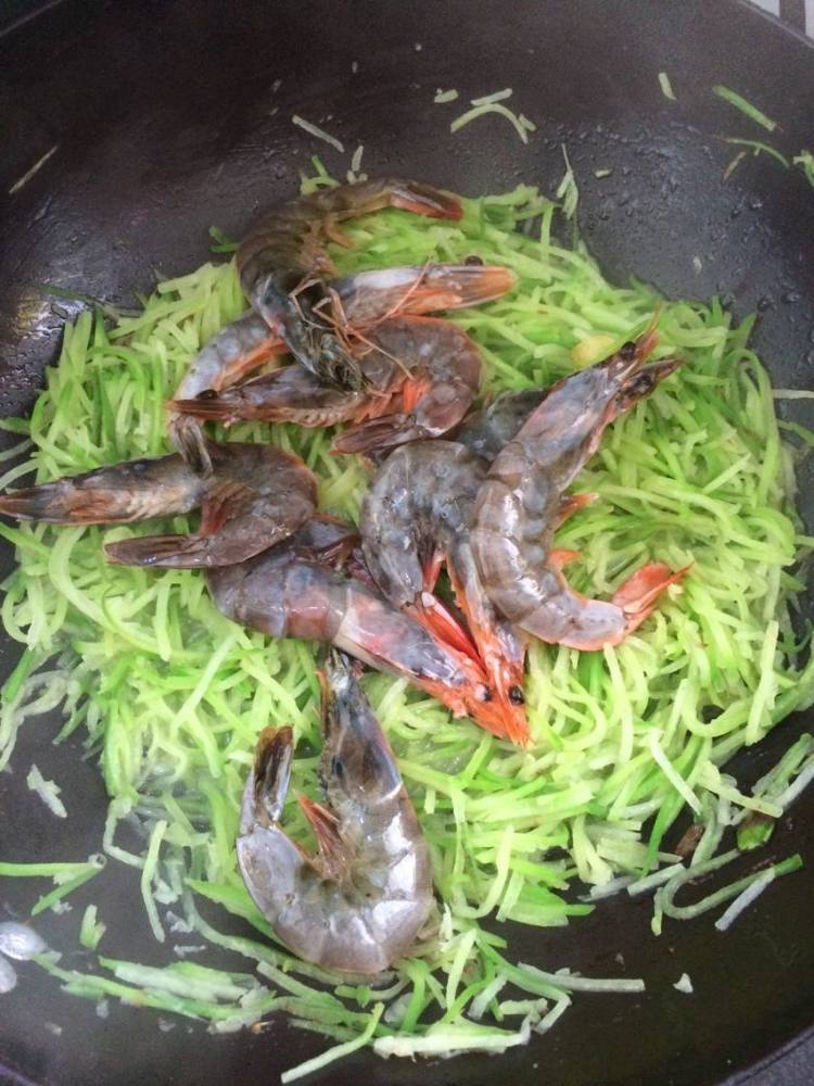 萝卜丝宽粉炖虾步骤4