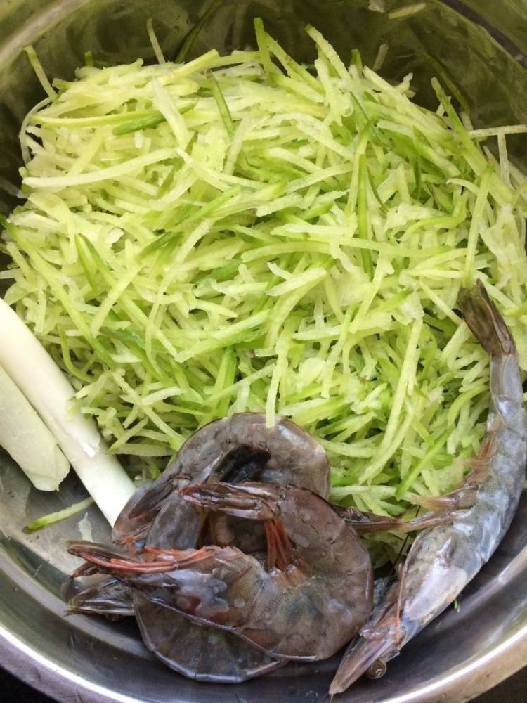 萝卜丝宽粉炖虾步骤1