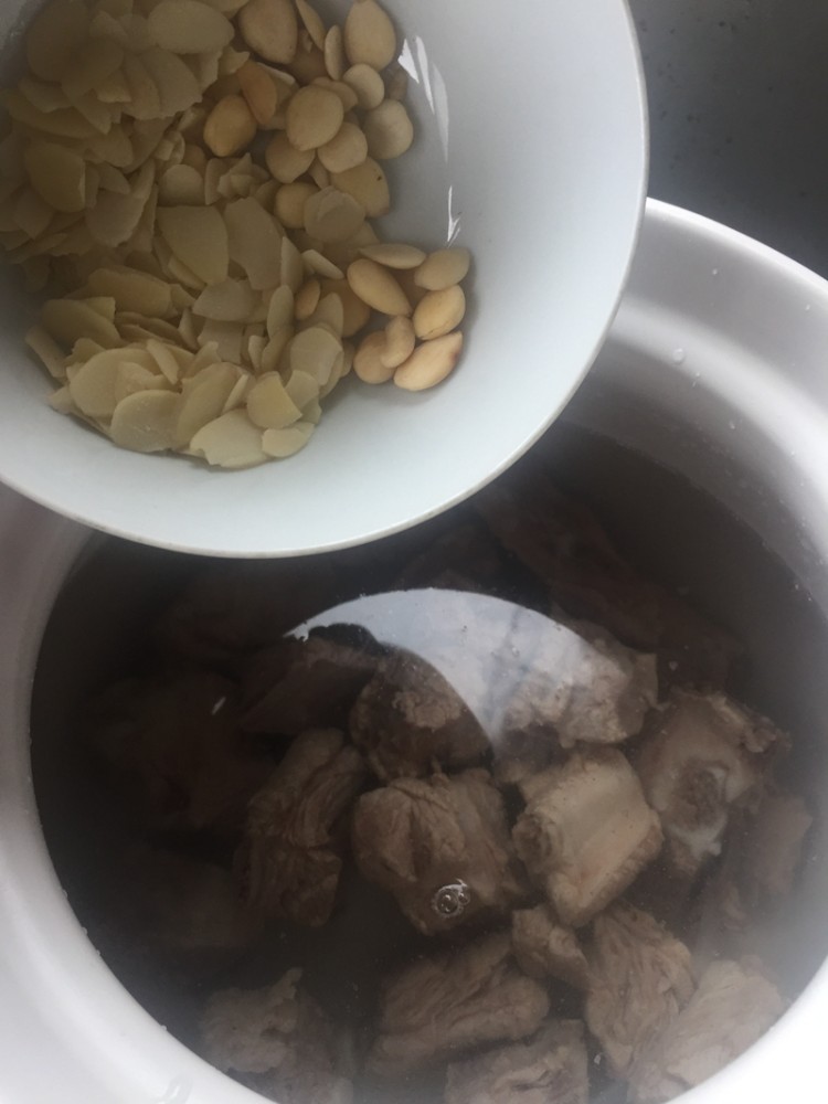 南北杏无花果煲排骨步骤5
