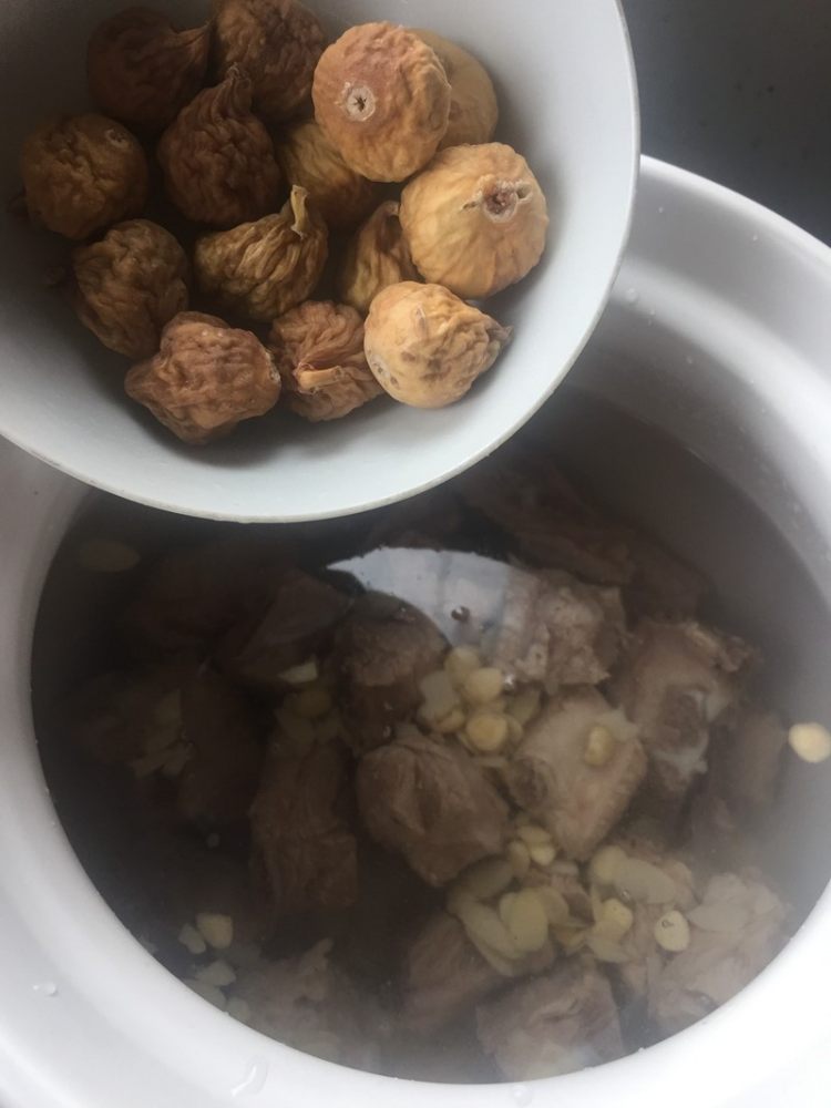 南北杏无花果煲排骨步骤6