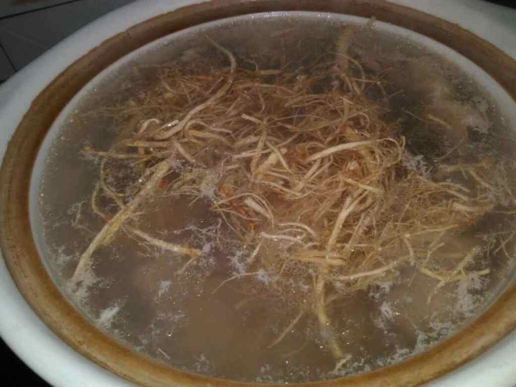 参须炖鸡汤步骤4