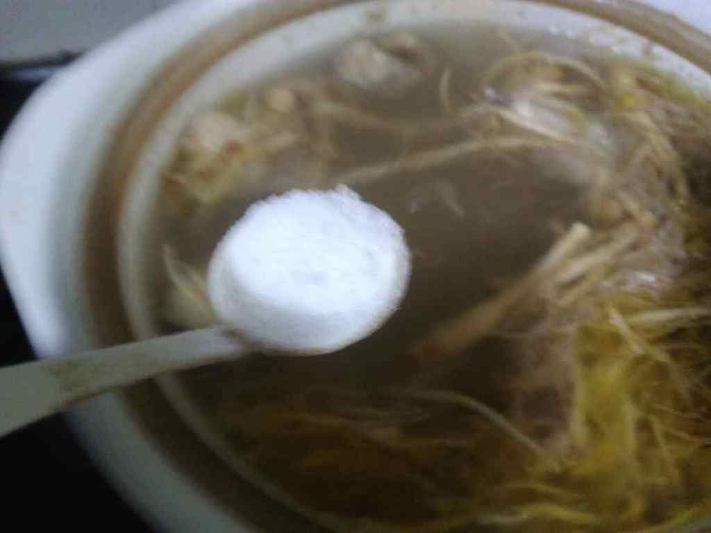 参须炖鸡汤步骤5