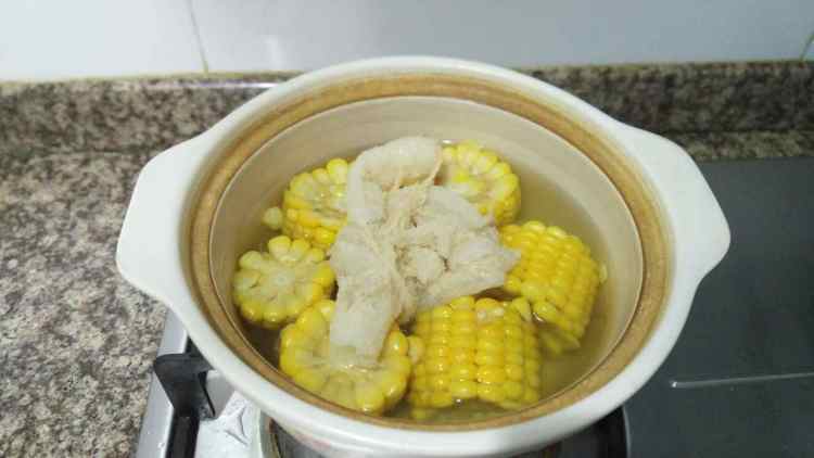 竹荪玉米汤步骤5