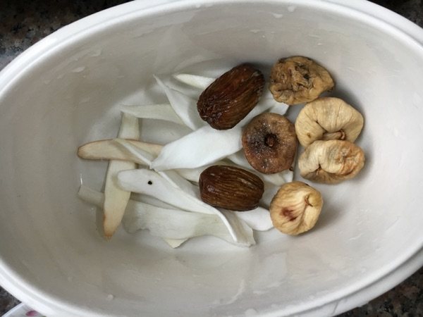 无花果淮山鸡汤步骤2