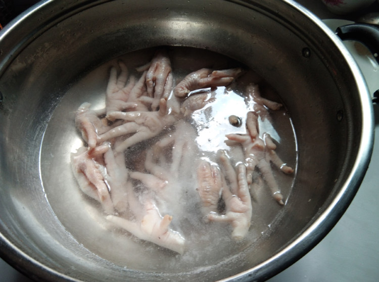 花生鸡脚汤步骤1