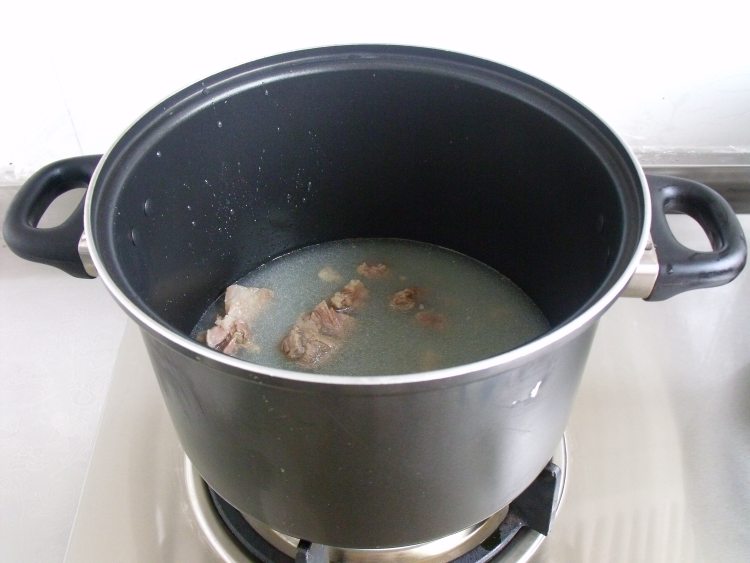 芦笋排骨汤步骤6