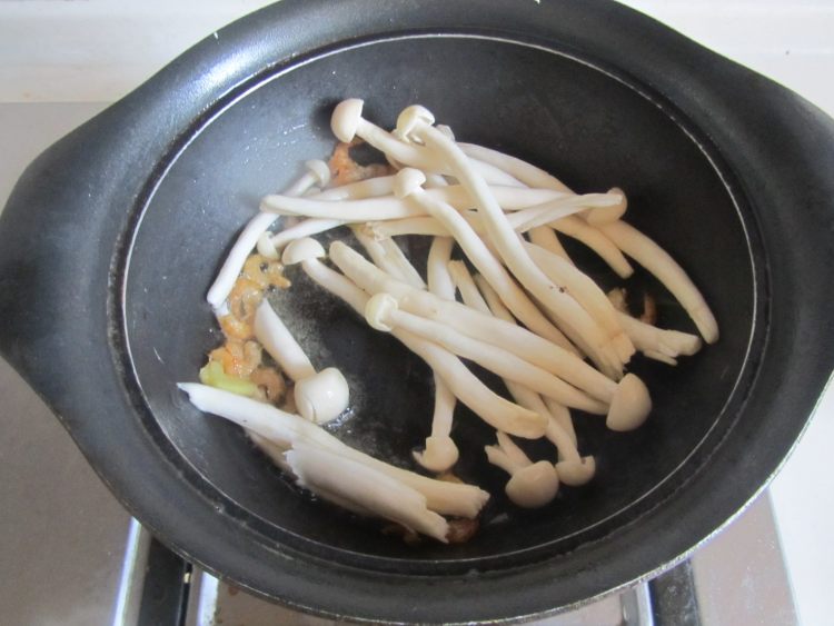 豆腐海鲜菇豆苗蛋花汤步骤4