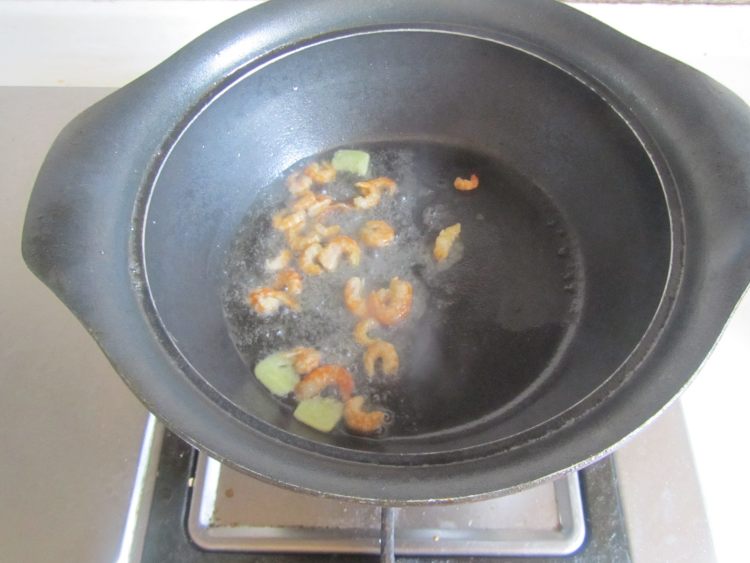 豆腐海鲜菇豆苗蛋花汤步骤3