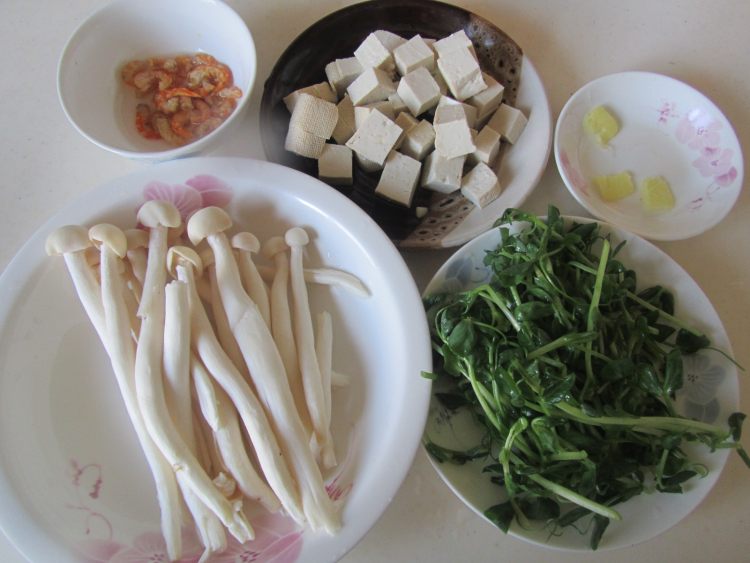豆腐海鲜菇豆苗蛋花汤步骤1