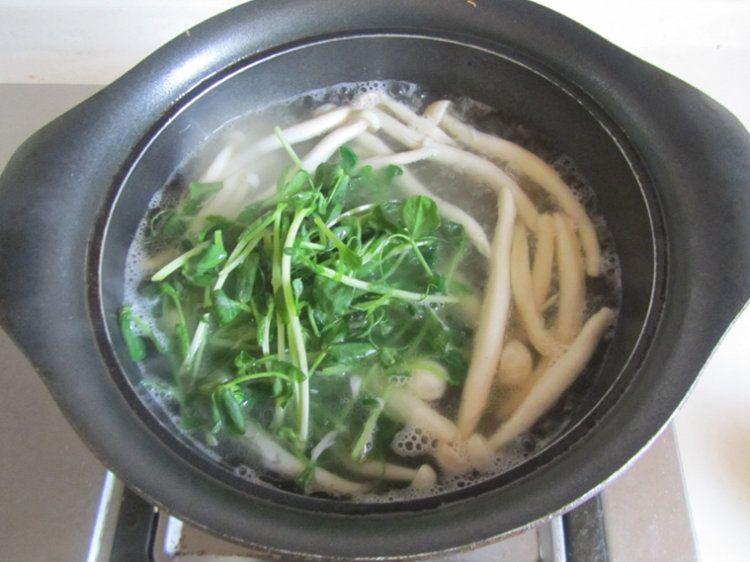 豆腐海鲜菇豆苗蛋花汤步骤8