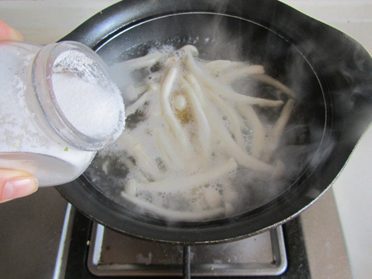 豆腐海鲜菇豆苗蛋花汤步骤6